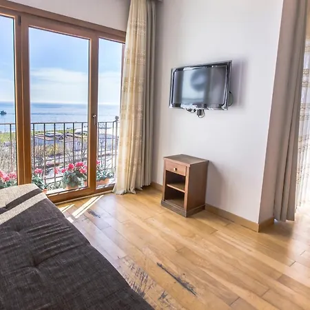 Bucoleon By Cheers Hostal *
