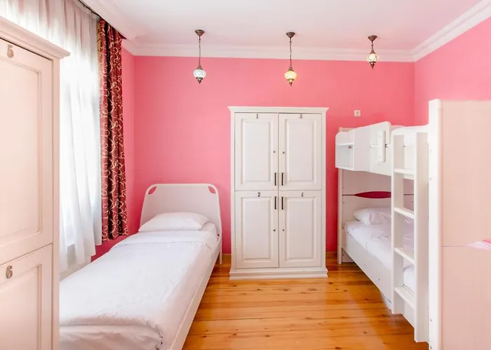 Bucoleon By Cheers Hostel *