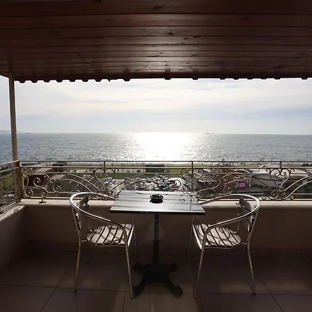 Albergue Bucoleon By Cheers